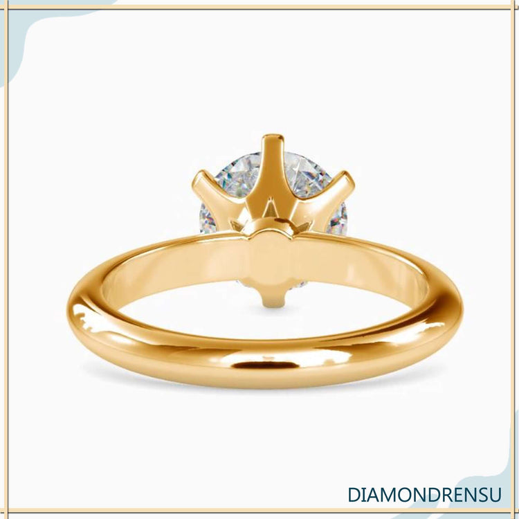 Round solitaire diamond ring with a minimalist yet timeless appeal.