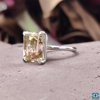 Minimalist claw setting ring crafted for daily wear.