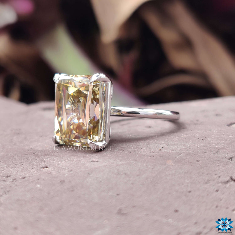 Minimalist claw setting ring crafted for daily wear.