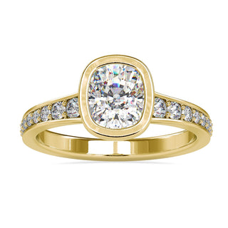 Round diamond engagement ring with a classic sparkle