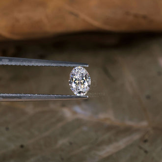Oval cut loose diamond for custom jewelry.