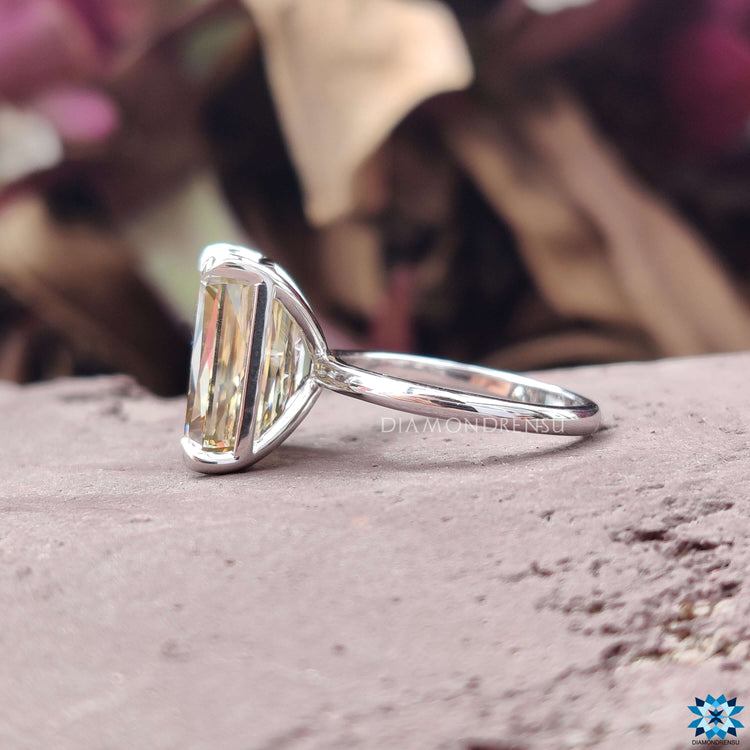 Minimalist claw setting ring crafted for daily wear.