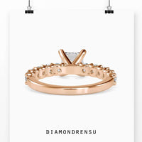 Stunning princess diamond ring in white gold with a classic design.