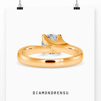 Diamondrensu ring with round solitaire diamond in a 4 prong setting.