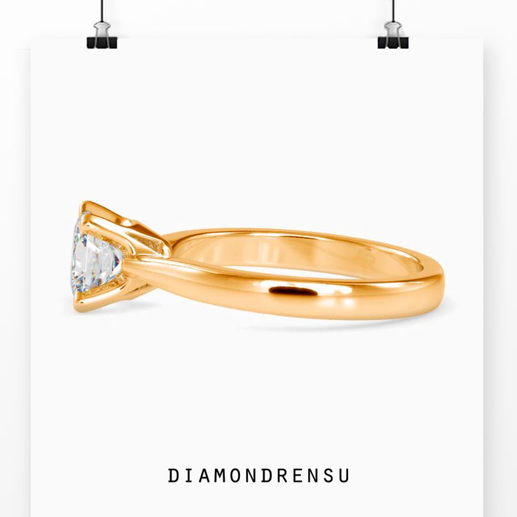 Diamondrensu engagement ring with a princess cut diamond in 4 prong setting