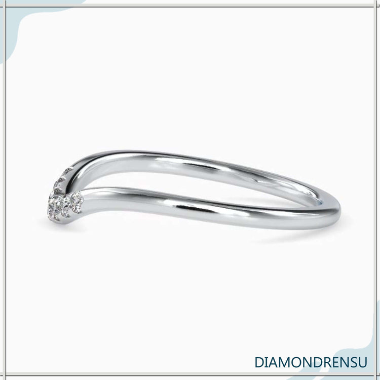 Round wedding band in rose gold with lab grown diamonds