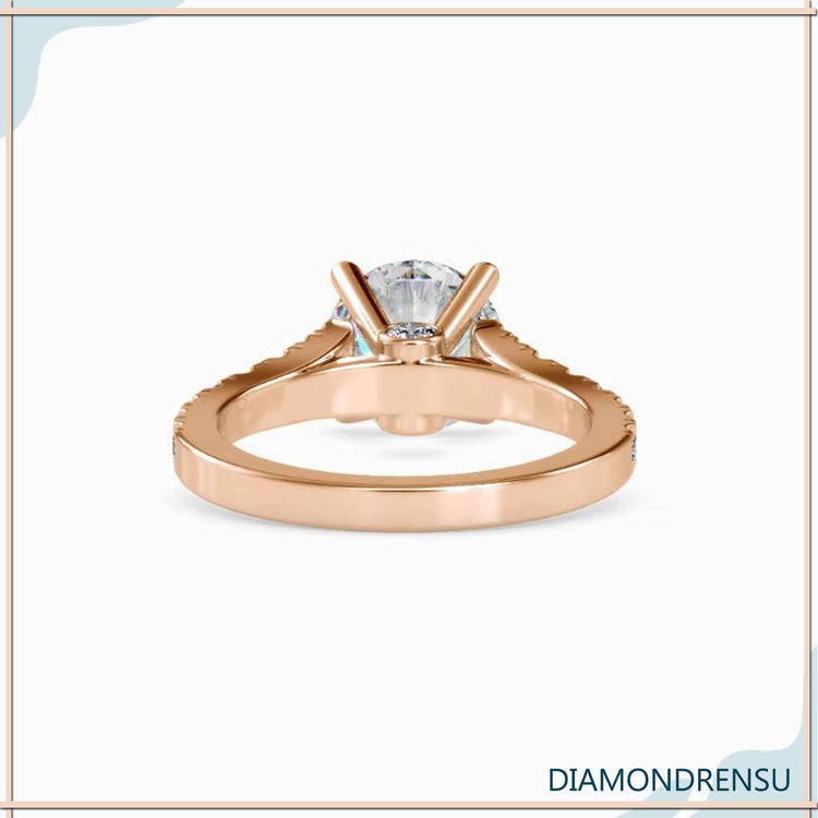 Handmade jewelry with a Diamondrensu ring in pave setting