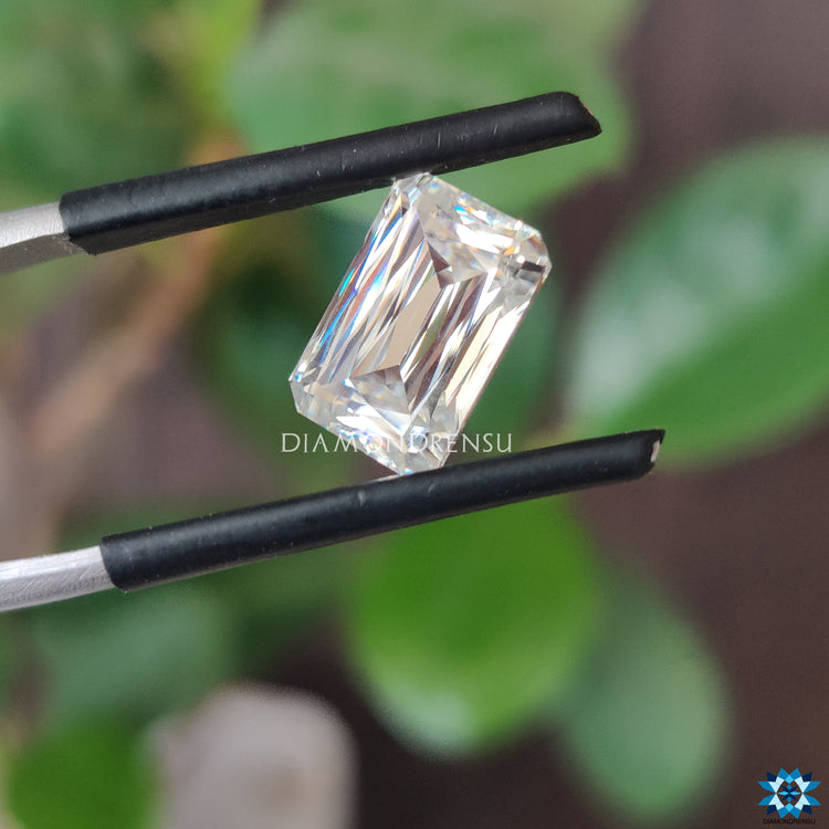 Loose moissanite stone displaying 3.05 carat moissanite fire.