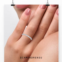 Half eternity band with round diamonds in yellow gold for a timeless look.