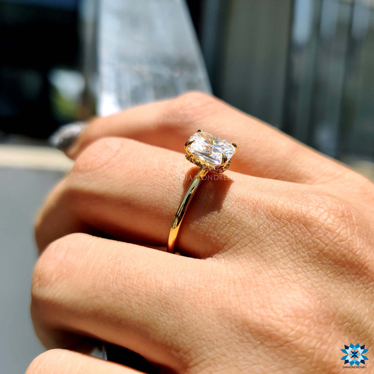 A claw prong engagement ring featuring a moissanite solitaire stone for timeless beauty.