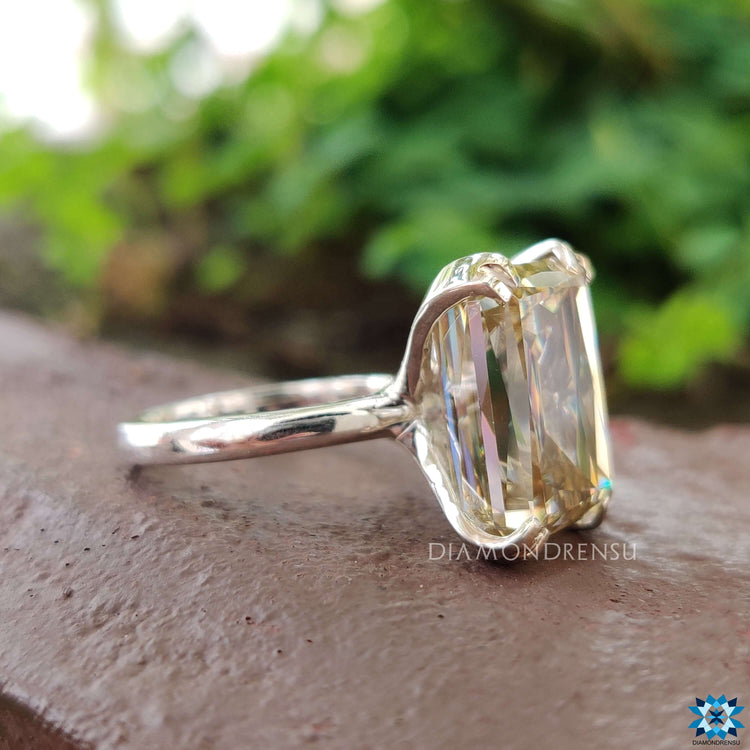 A claw prong setting ring that enhances the brilliance of the featured gemstone.