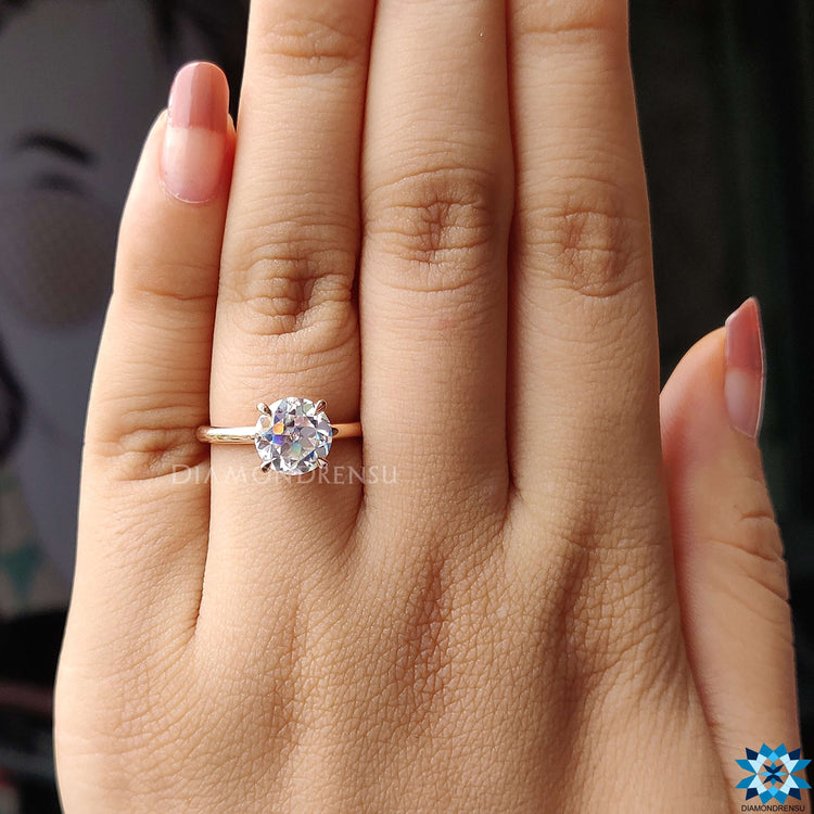 A dazzling round brilliant ring featuring an moissanite stone, ensuring quality and authenticity.