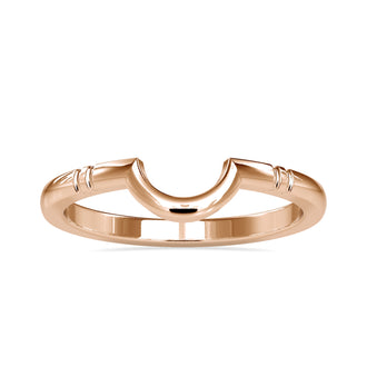 Curved wedding band in gold with delicate diamond accents