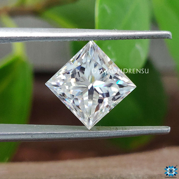 3.28 carat moissanite used in this design.