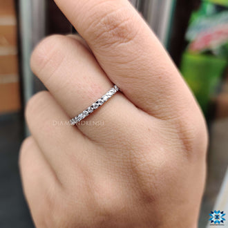 Simple band with a refined round cut moissanite setting.