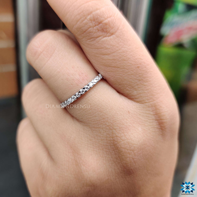 Simple band with a refined round cut moissanite setting.