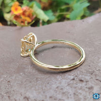 A luxurious cushion ring set in yellow gold, ideal for modern brides.