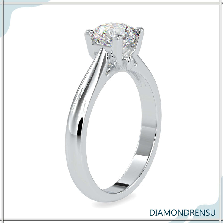 Round cut diamond ring with stunning brilliance and elegance.