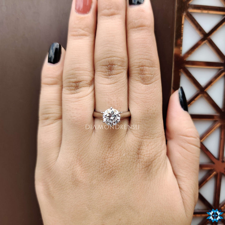 Dazzling moissanite solitaire ring with superior brilliance for a luxurious feel.