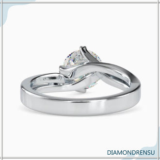 Solitaire round engagement ring, perfect for a classic bride.