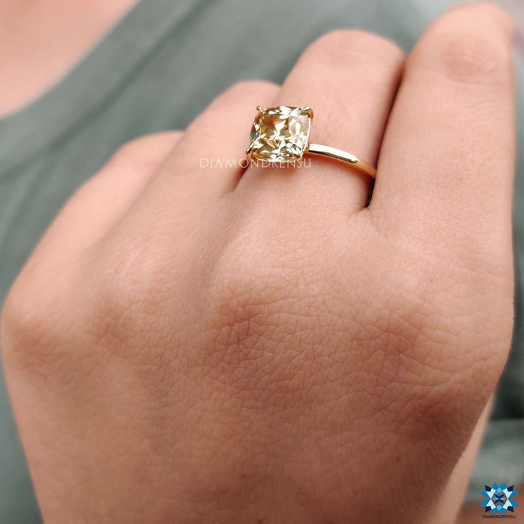 Elegant yellow gold ring featuring a claw prong engagement setting for a vintage charm.