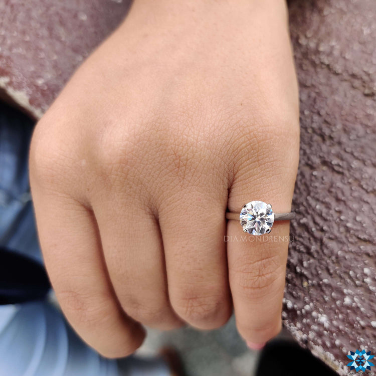 Round brilliant cut ring with exquisite craftsmanship.