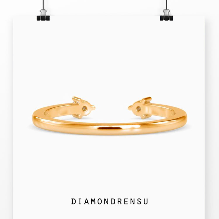 Gold cuff ring with a sophisticated round cut diamond, IGI certified.