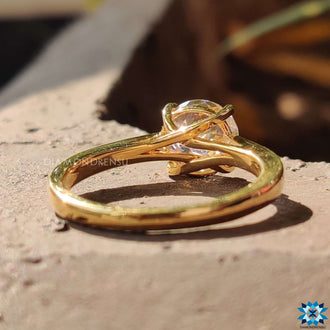 Trellis setting engagement ring with stunning craftsmanship.