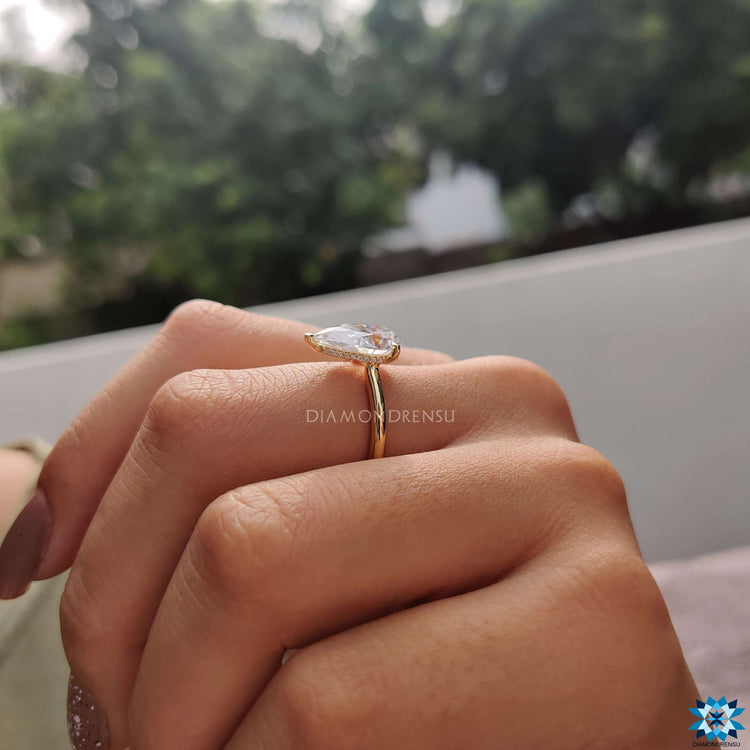 A dazzling diamondrensu engagement ring with a pear shape ring style, perfect for a romantic proposal.