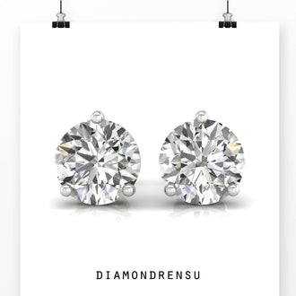 Timeless round stud earrings, featuring IGI certified diamonds for added sparkle.