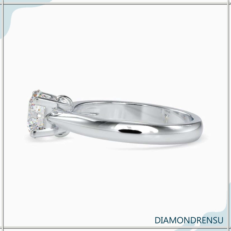 Diamond ring round brilliant cut, showcasing a flawless design.