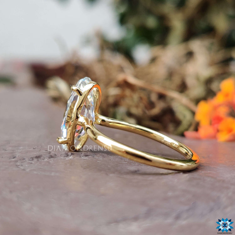 4 prong engagement ring with a stunning moissanite centrepiece.