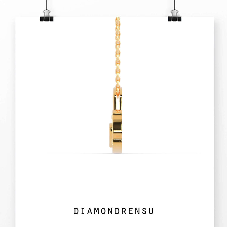 The lock pendant gold provides a sleek and secure design.