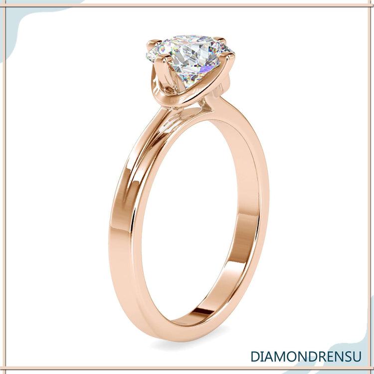 Diamond solitaire ring round featuring a simple yet stunning look.