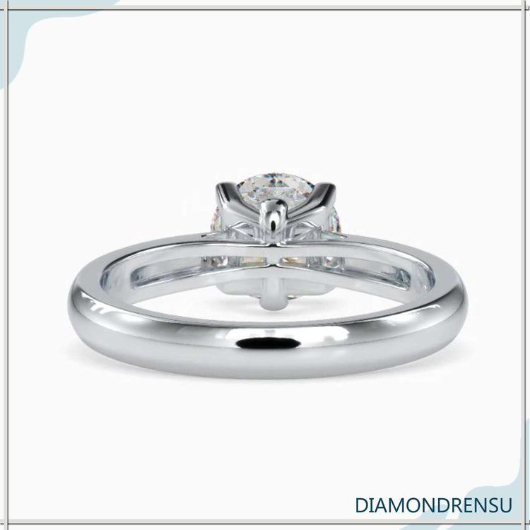 Diamond solitaire ring round, a timeless piece for any occasion.