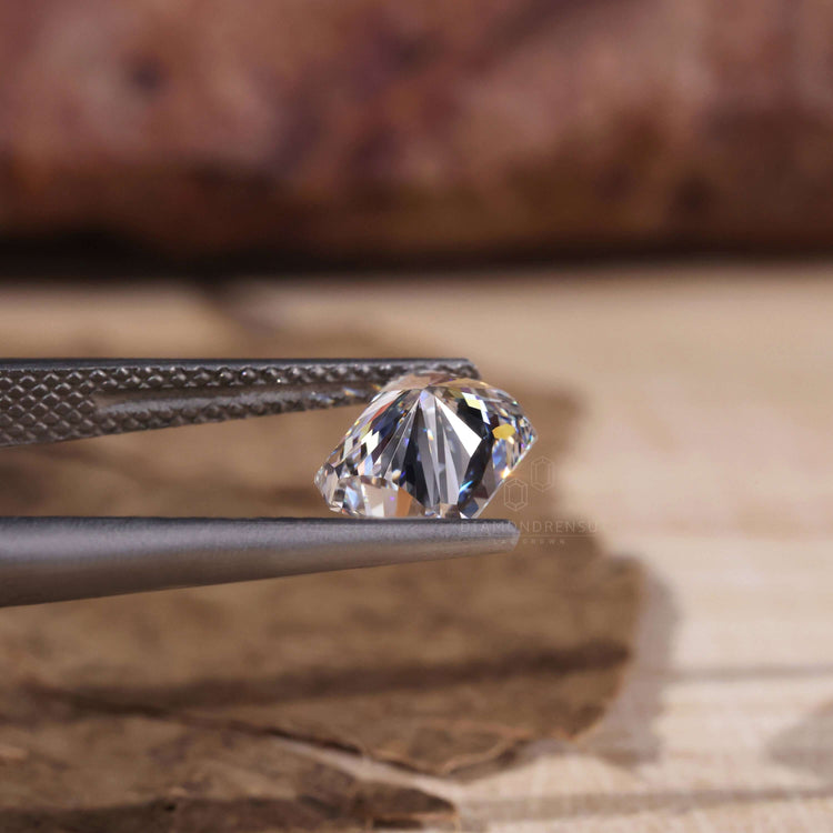 Loose diamond radiant cut lab grown diamond.