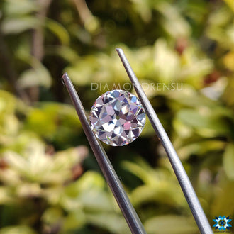 Loose moissanite stone in antique OEC round cut and 0.11–4.50 carat weight range.