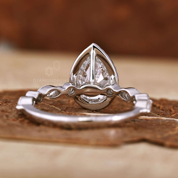 pear engagement ring