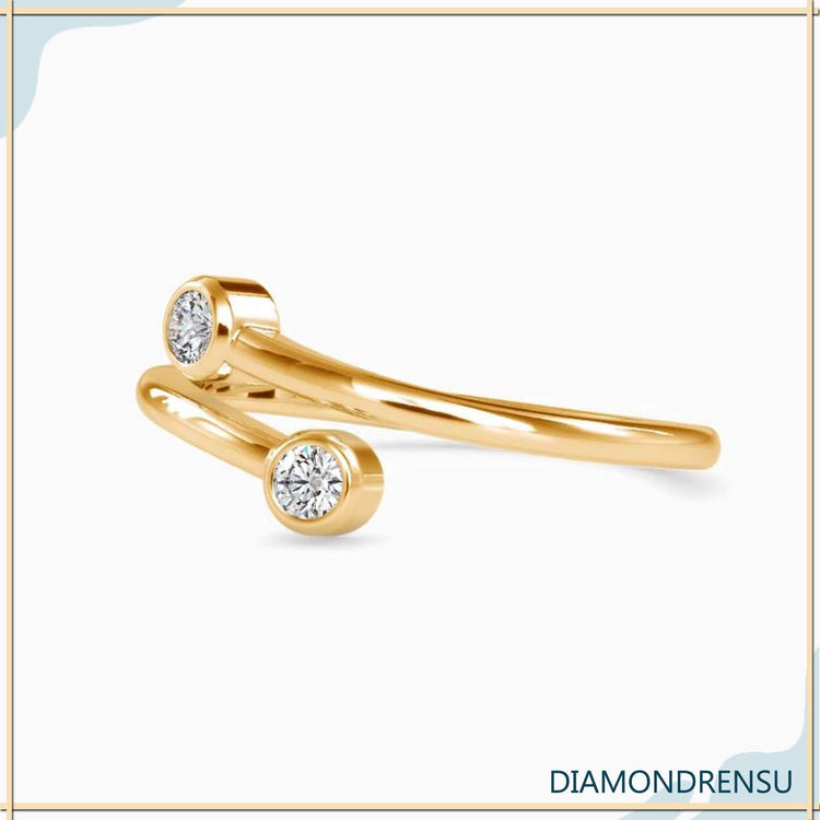 Round diamond band with handmade details in platinum finish