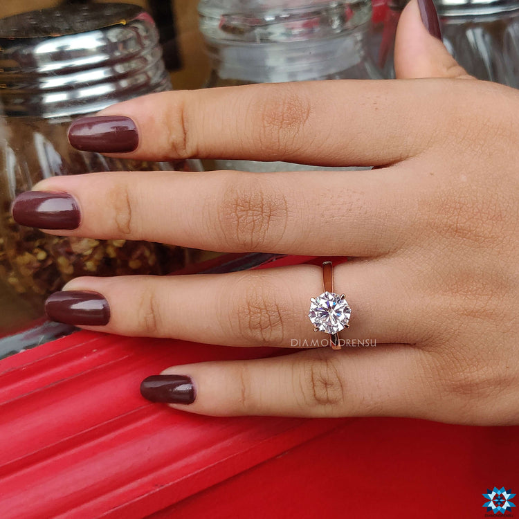 Engagement ring moissanite combining sustainability with modern elegance.