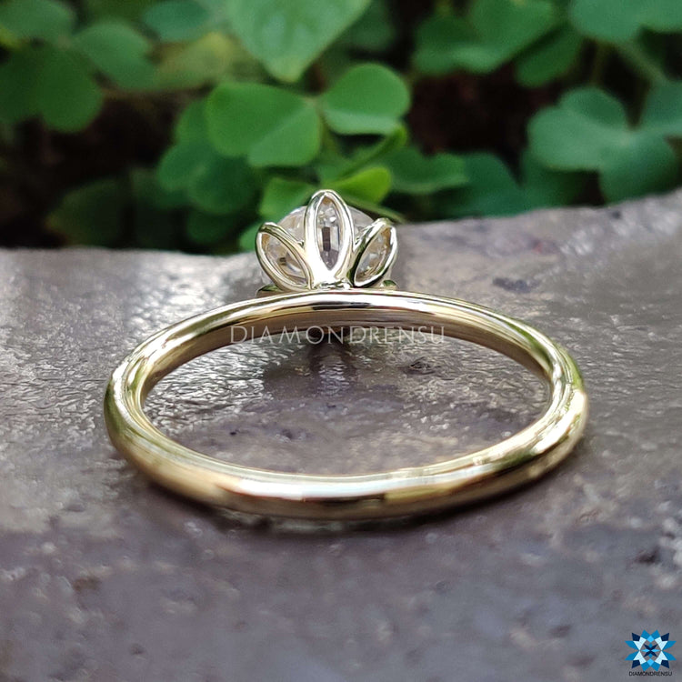 A round solitaire ring crafted with precision, exuding classic simplicity and timeless charm.