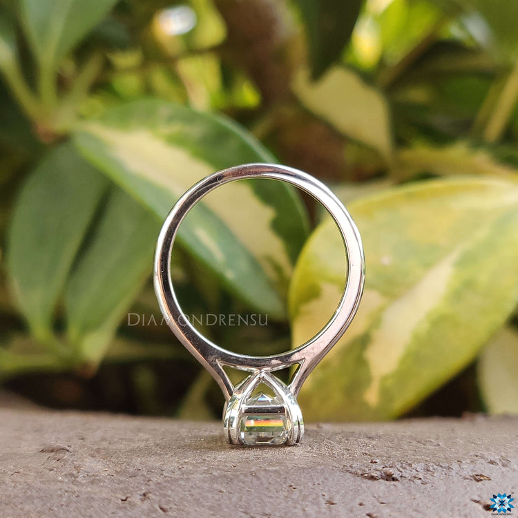 Simple yet elegant solitaire engagement ring design.