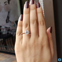 Solitaire engagement ring with a classic design in beautiful rose gold.
