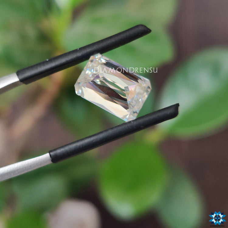 Criss cut loose moissanite shining with loose moissanite stone.