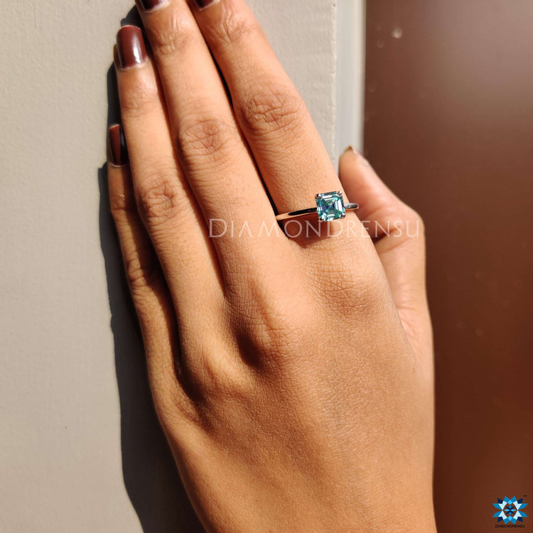 Prong setting ring showcasing a flawless centrepiece.