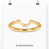 Curved wedding band in yellow gold for a modern, sleek style