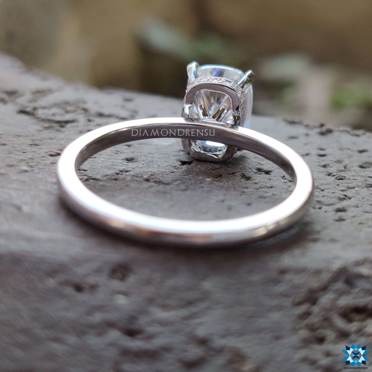 Unique handmade claw prong design combining elegance and craftsmanship.