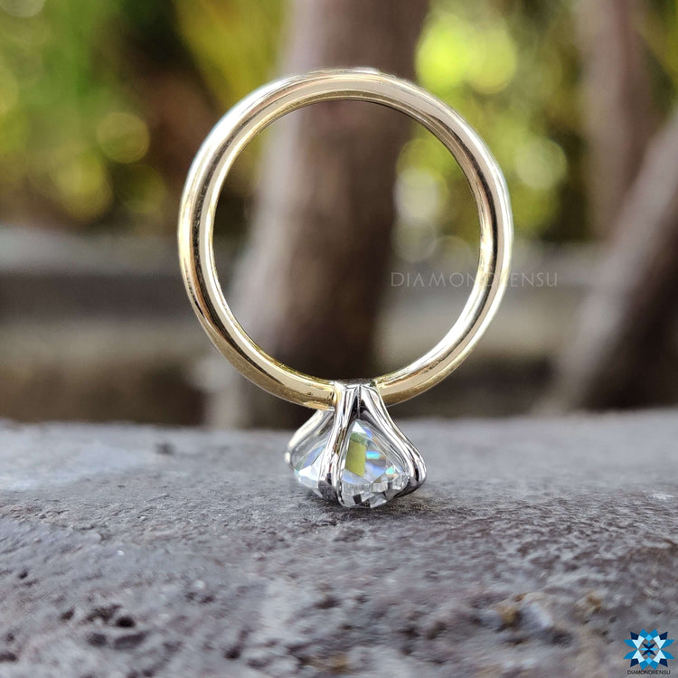 A modern claw prong engagement ring with a sparkling diamond centrepiece.