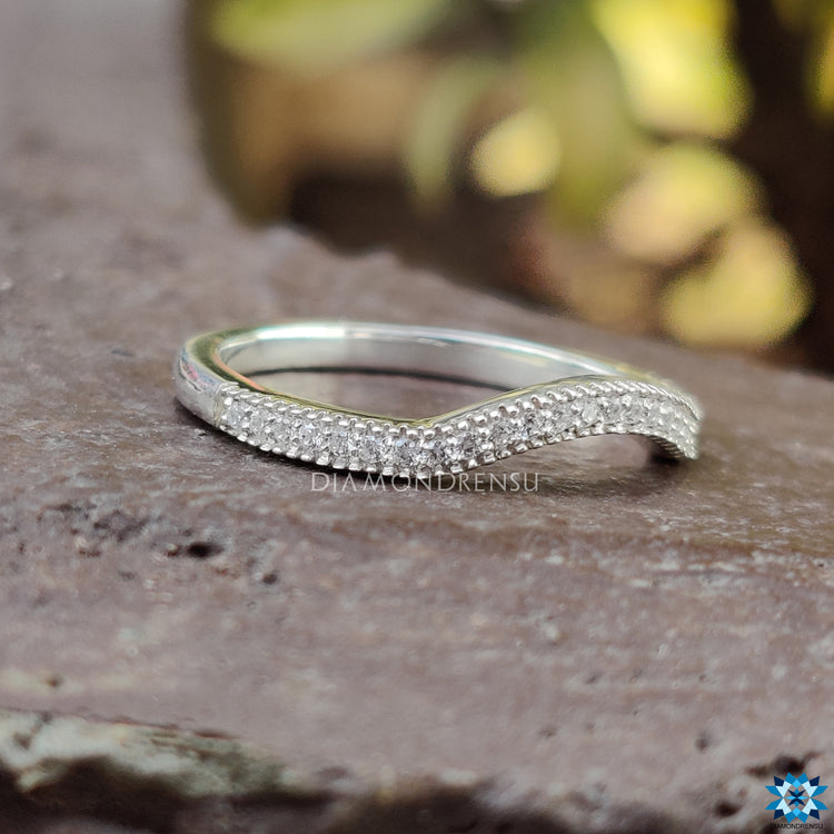 round moissanite band