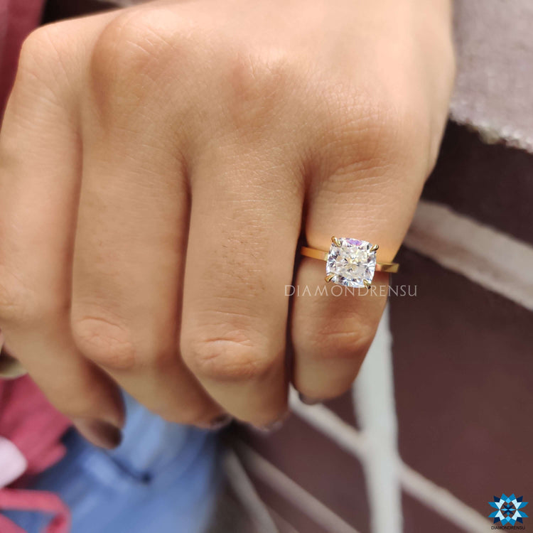 Delicate cushion ring featuring a modern style for everyday sophistication.